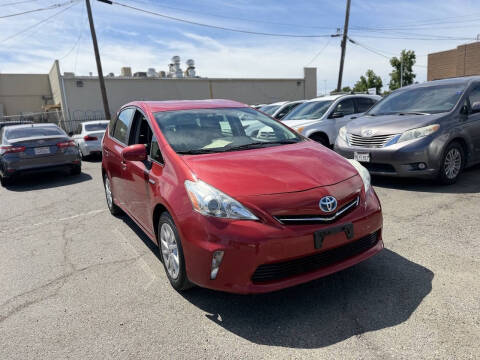 2014 Toyota Prius v Three Photo