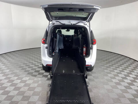 2024 Chrysler Pacifica Touring