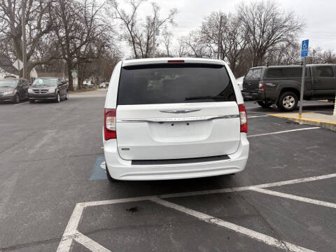 2016 Chrysler Town and Country Touring