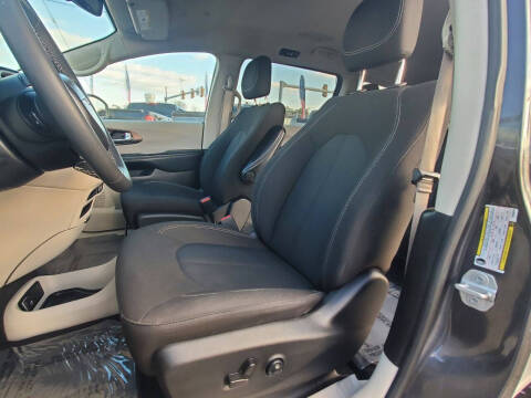 2022 Chrysler Voyager LX