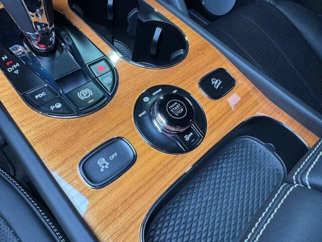 2023 Bentley Bentayga EWB V8