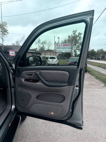 2004 Toyota Sequoia SR5