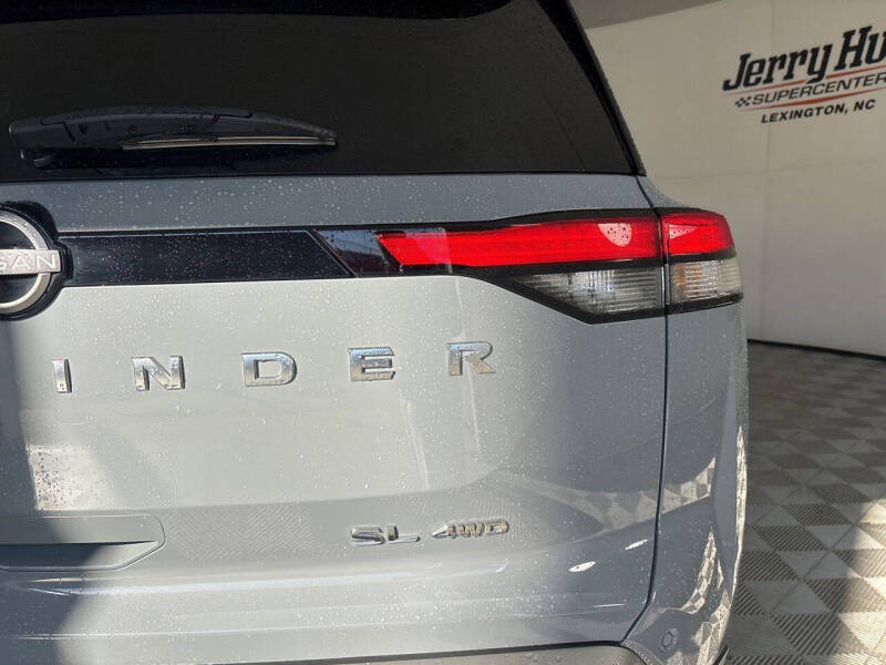 2024 Nissan Pathfinder SL