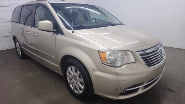 2014 Chrysler Town & Country Touring's photo