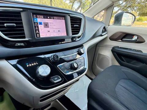 2022 Chrysler Voyager LX