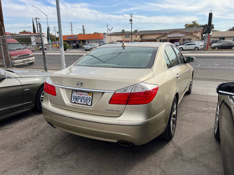 2011 Hyundai Genesis 3.8 photo 4