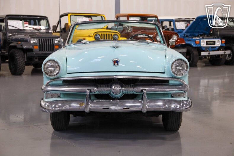 1953 Ford Crestline