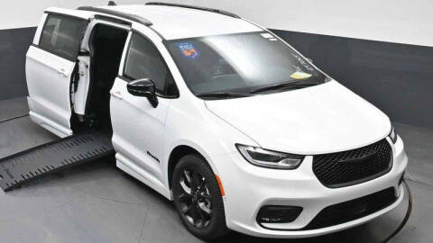 2026 Chrysler Pacifica Select