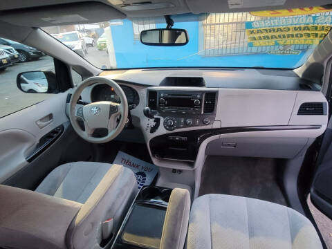 2012 Toyota Sienna LE 7-Passenger Auto Access Seat