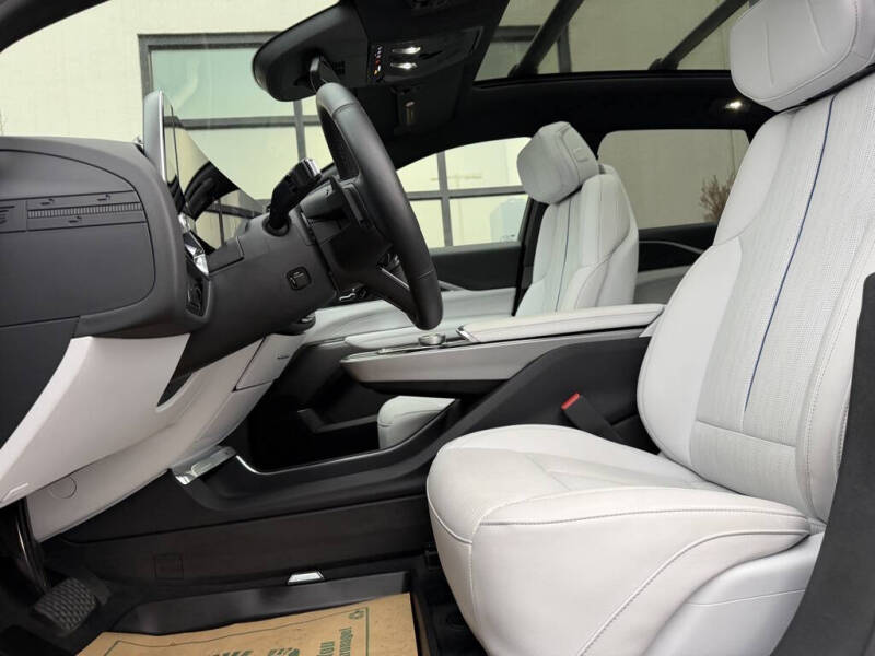 2025 Cadillac LYRIQ Luxury 1