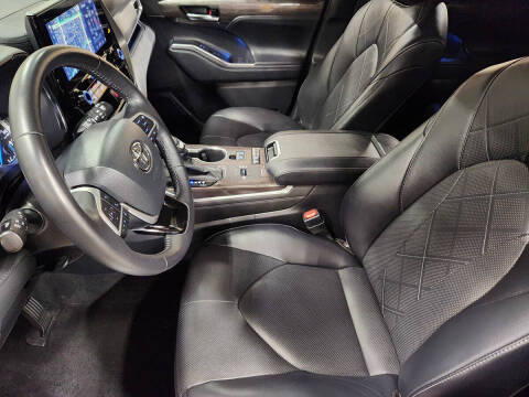2022 Toyota Highlander Hybrid Platinum