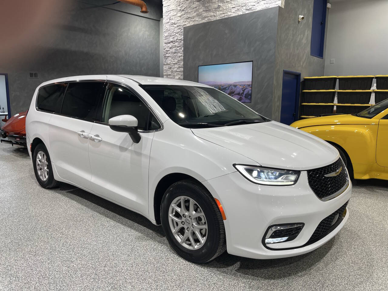 White 2023 Chrysler Pacifica Touring L Touring L 4dr Mini-Van 1