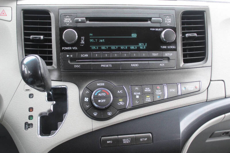 2013 Toyota Sienna SE 8-Passenger