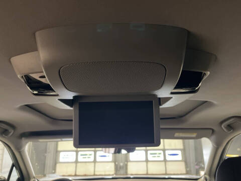 2022 Honda Pilot Touring w/Rear Captain's Chairs