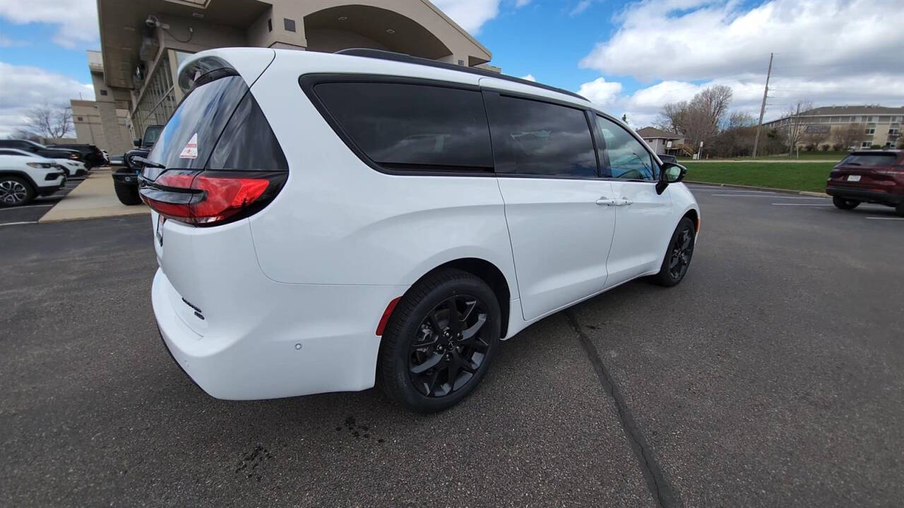 2024 Chrysler Pacifica for sale at Victoria Auto Sales in Victoria, MN