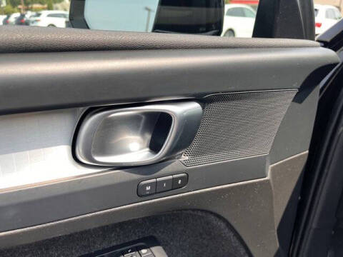 2025 Volvo XC40 B5 Core Bright Theme