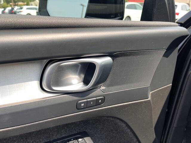 2025 Volvo XC40 B5 Core Bright Theme