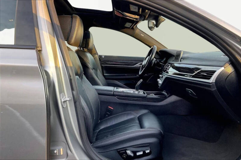 2022 BMW 7 Series 740i