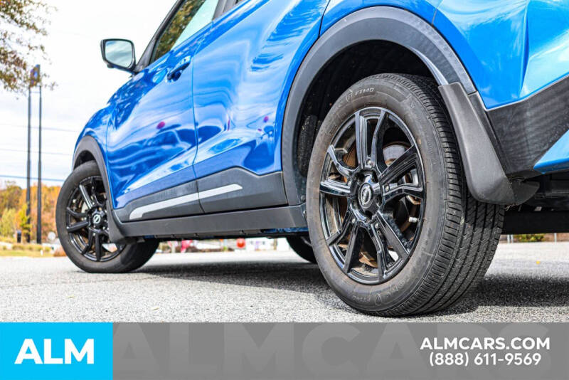 2022 Nissan Kicks SR