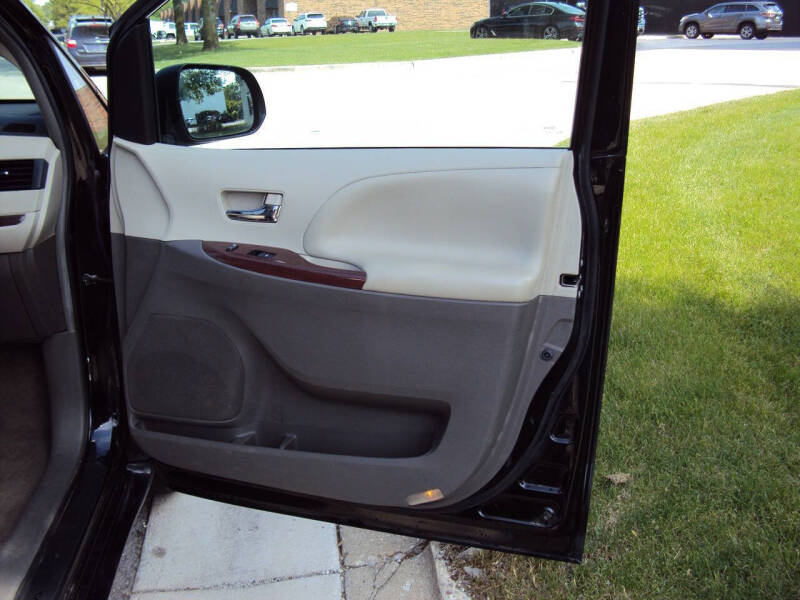 2011 Toyota Sienna XLE 7-Passenger Auto Access Seat