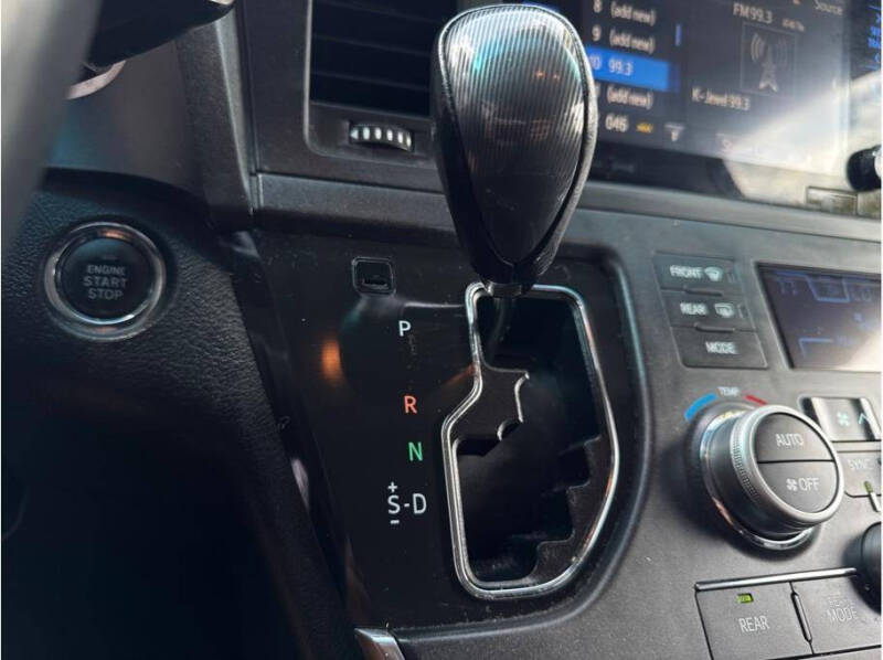 2017 Toyota Sienna SE Premium 8-Passenger