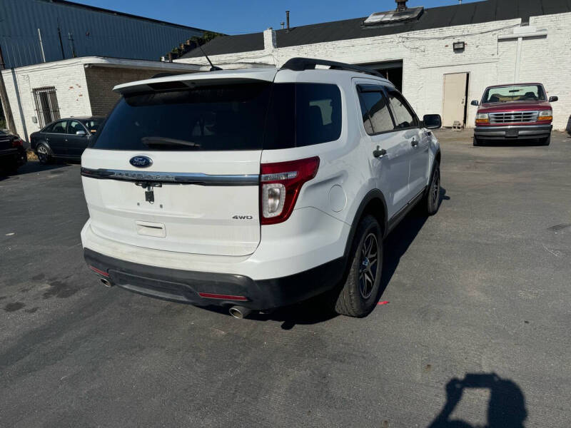 2013 Ford Explorer Base photo 18