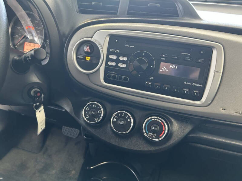 2012 Toyota Yaris 5-Door LE