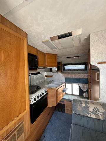 2000 Lance Camper 1010