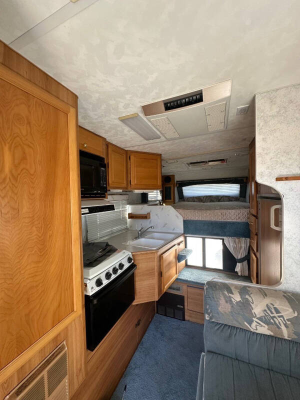 2000 Lance Camper 1010