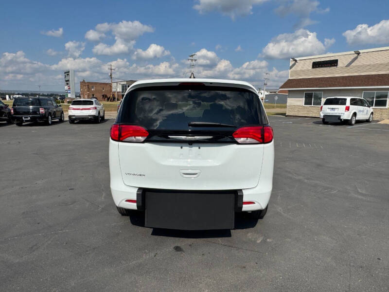 2023 Chrysler Voyager LX