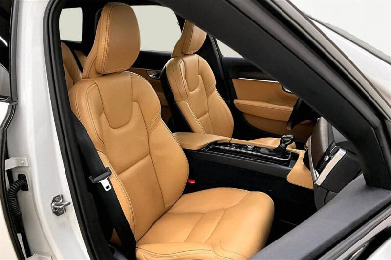 2020 Volvo V90 Cross Country T6