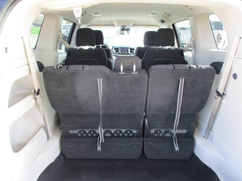 2023 Chrysler Voyager LX