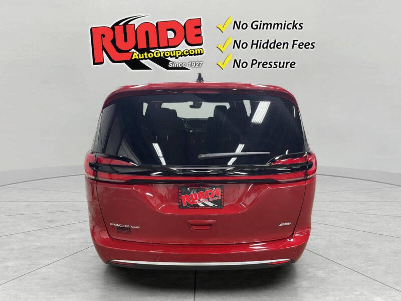 2027 Chrysler Pacifica Select