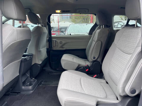 2022 Toyota Sienna LE 8-Passenger