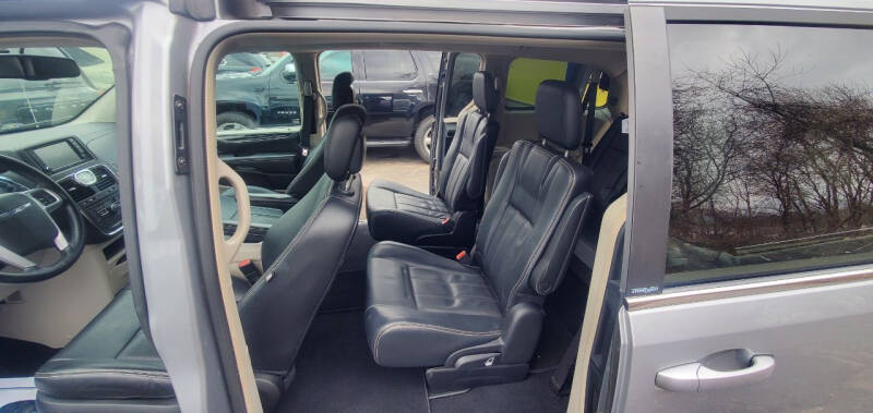 2013 Chrysler Town & Country Touring photo 10