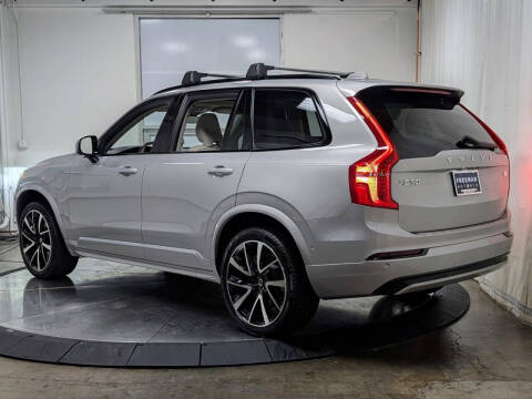 2025 Volvo XC60 B5 Plus Dark Theme