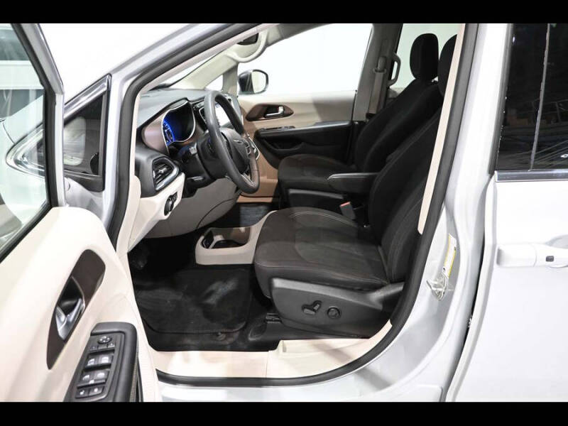 2024 Chrysler Voyager LX