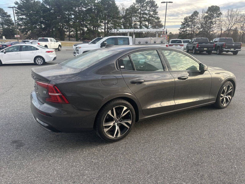 2023 Volvo S60 B5 Plus Dark Theme