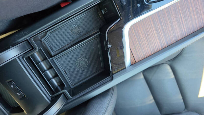 2023 Volvo XC60 B5 Plus Dark Theme