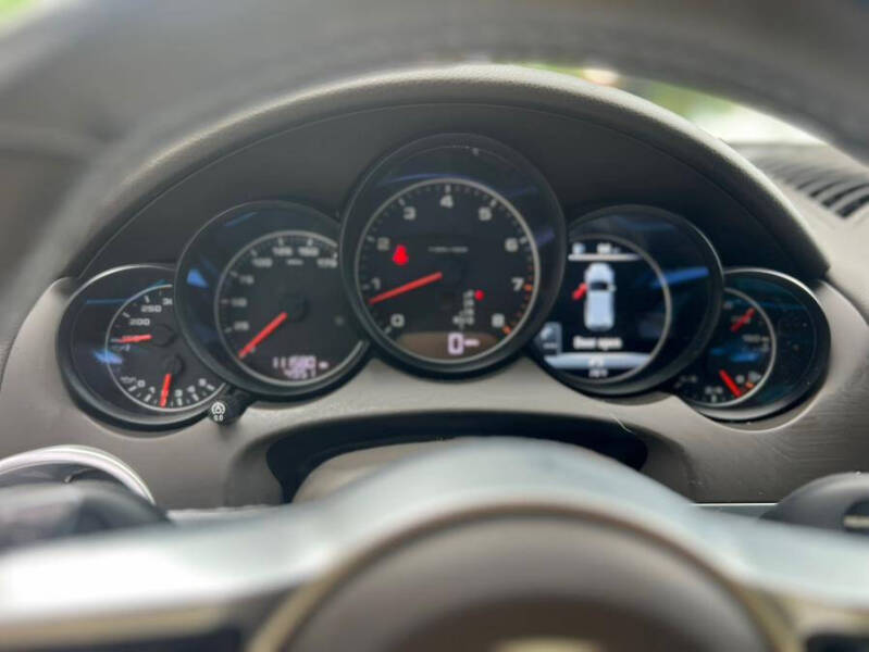 2017 Porsche Cayenne Platinum Edition