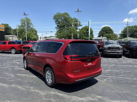 2027 Chrysler Pacifica Select