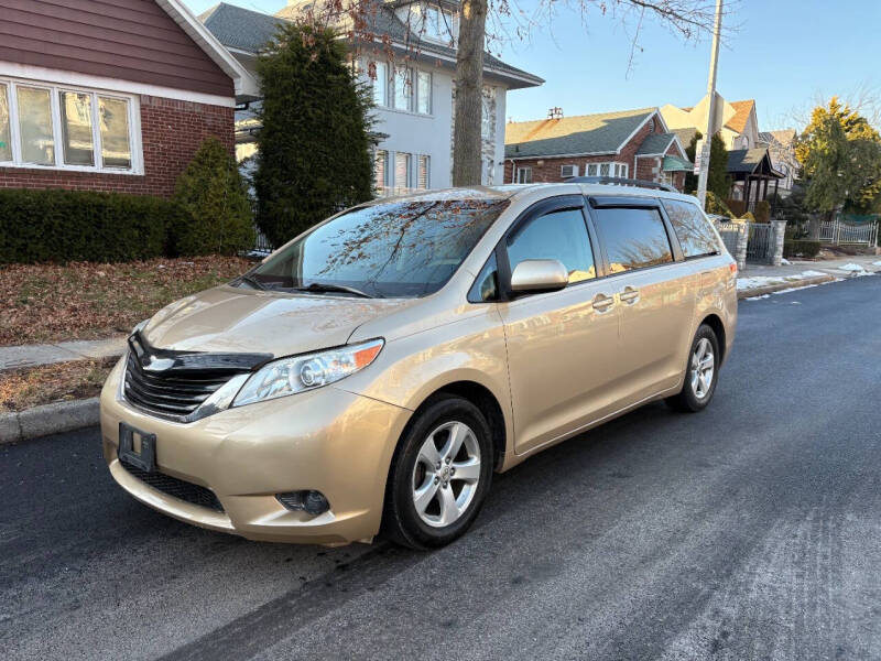 2012 Toyota Sienna LE's photo