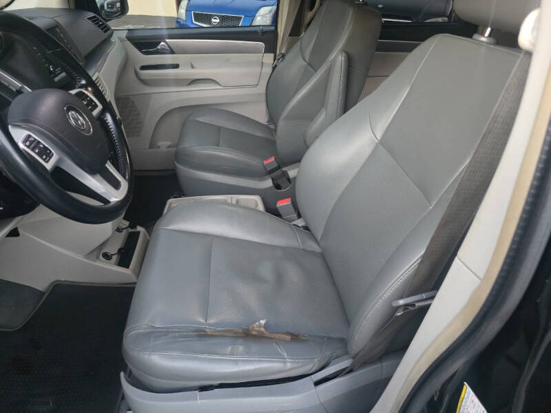 2011 Volkswagen Routan SE