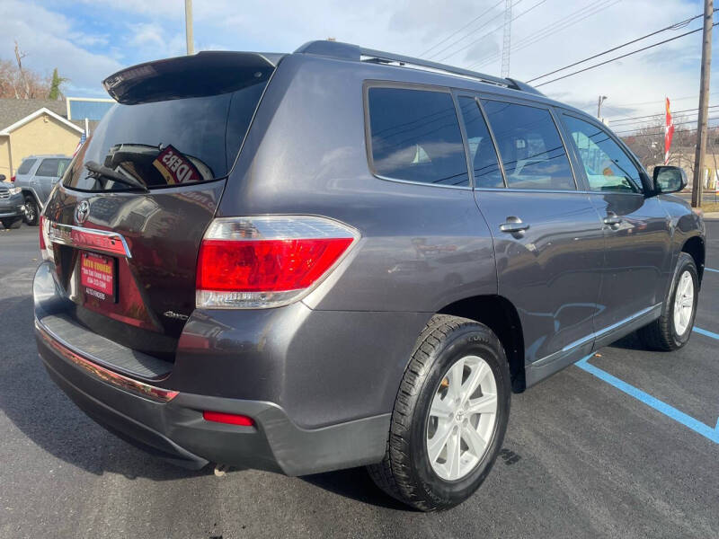 2012 Toyota Highlander SE photo 10