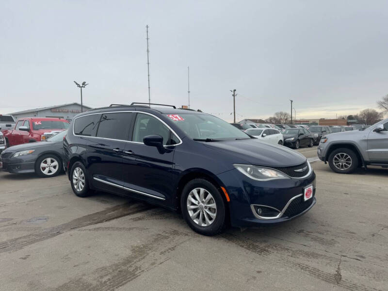 2017 Chrysler Pacifica for sale at UNITED AUTO INC in South Sioux City NE