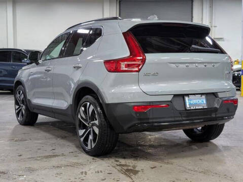 2025 Volvo XC40 B5 Plus Dark Theme