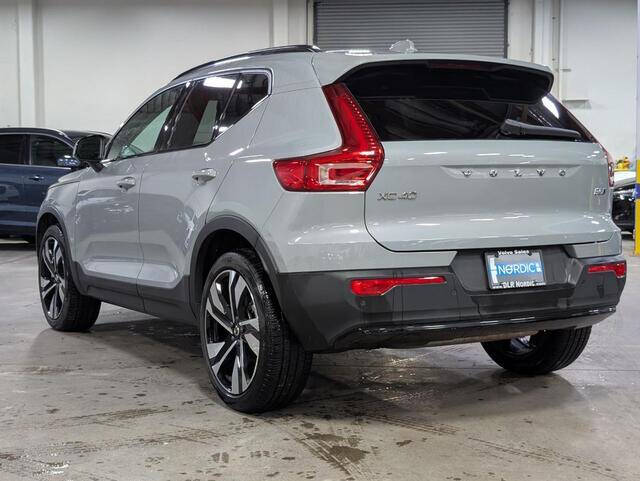 2025 Volvo XC40 B5 Plus Dark Theme