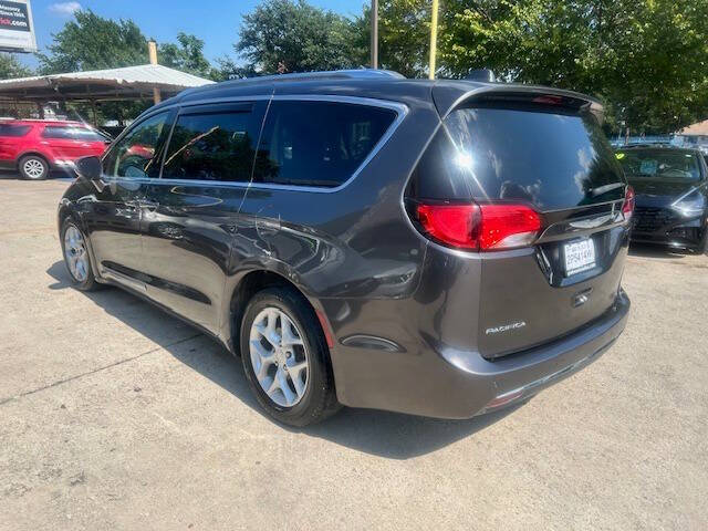 2017 Chrysler Pacifica Touring-L Plus