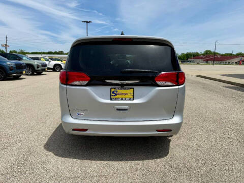 2023 Chrysler Voyager LX