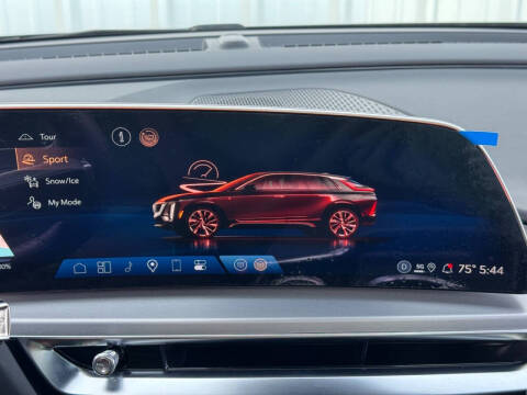 2025 Cadillac LYRIQ Luxury 2